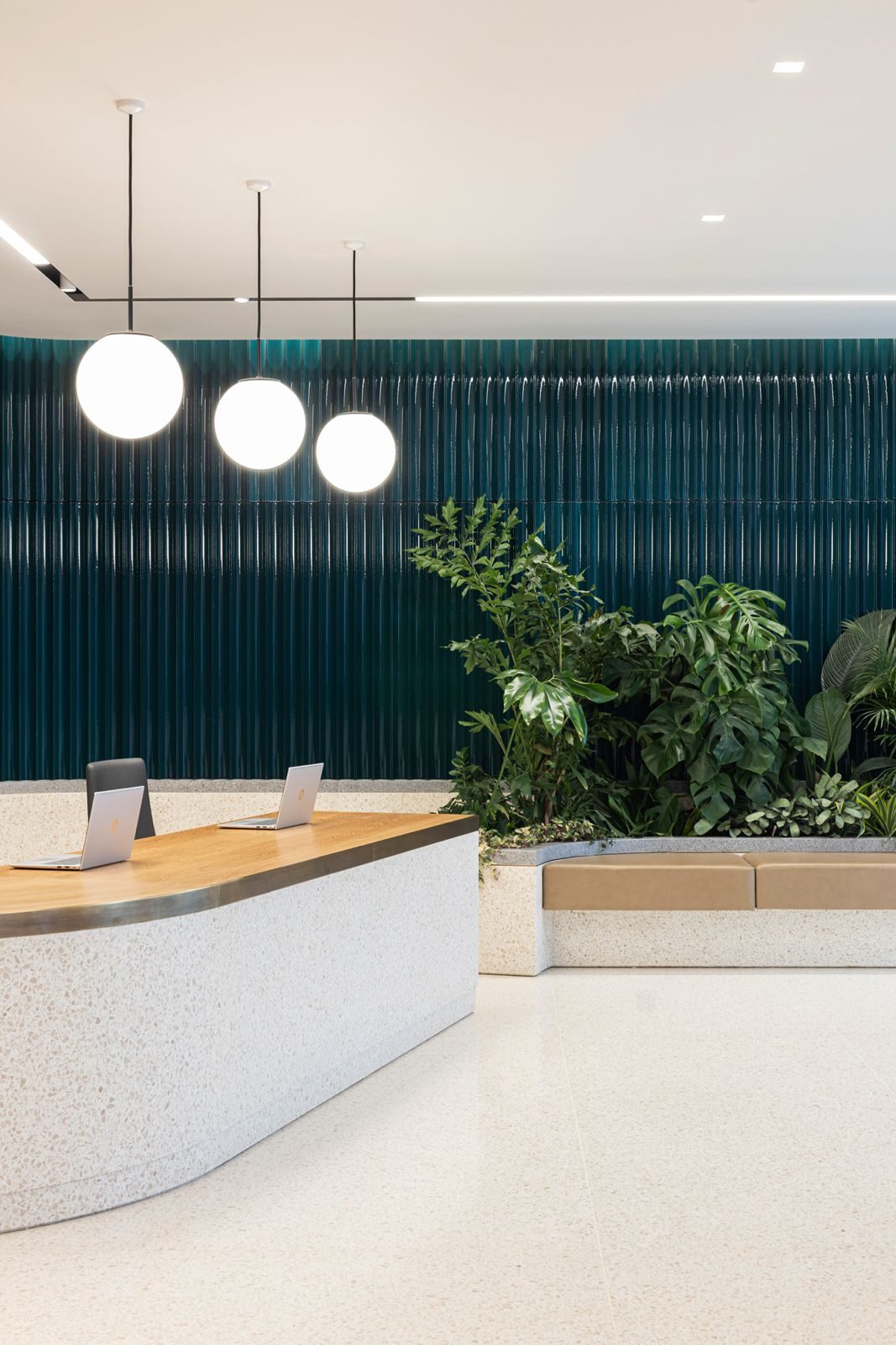 Bancone reception in pietra lavica in una hall commerciale